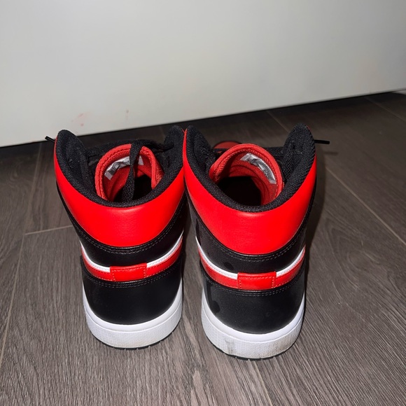 Jordan 1 mid Bred Toe - Picture 3 of 3